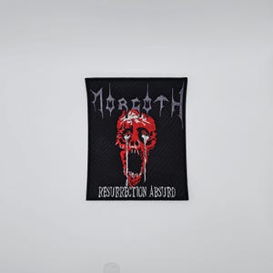 Może przedstawiać: Czarna kwadratowa naszywka z napisem "Morgoth" w srebrnych gotyckich literach nad czerwoną, płaczącą twarzą. Tekst "Resurrection Absurd" znajduje się pod twarzą w białych literach.