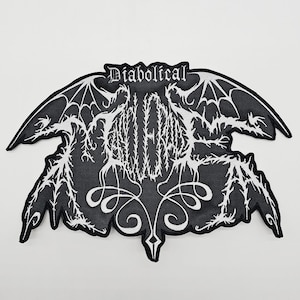 Könnte beinhalten: Schwarz-weißer, gestickter Aufnäher mit dem Wort "Diabolical" oben. Der Aufnäher hat ein fledermausartiges Design mit aufwendigen weißen Details und stilisiertem Text in der Mitte. Für Kleidung oder Accessoires.