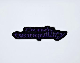 Dark Tranquility paarse geborduurde patch met logovormige rand