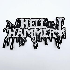 Op de afbeelding: Een zwart-wit patch met de tekst "HELL HAMMER" in een druipend lettertype. De witte tekst staat tegen een zwarte achtergrond, met een zwarte rand. Het ontwerp heeft een heavy metal esthetiek, geschikt voor jassen of tassen. De patch is waarschijnlijk voor fans van de band.