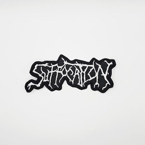 Può includere: Toppa ricamata in bianco e nero con la scritta "SUFFOCATION" in un carattere gotico stilizzato. La toppa ha uno sfondo nero con cuciture bianche e un bordo unico e frastagliato. Ideale per giacche, borse o altri oggetti in tessuto.