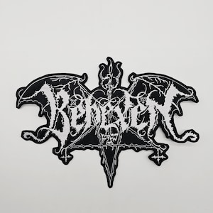 Könnte beinhalten: Schwarz-weißer, gestickter Aufnäher mit dem Wort "Benediction" in gotischer Schrift. Der Aufnäher zeigt ein Pentagramm und ein fledermausartiges Flügeldesign mit aufwendigen Details und einem gestickten Rand.