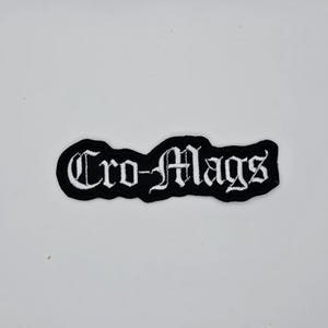 Cro-Mags vit broderad lapp med formad kant