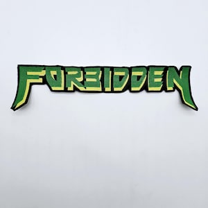 以下が含まれることがあります： 緑と黄色の刺繍パッチ。"FORBIDDEN"の文字が様式化されたフォントでデザインされています。パッチは黒い縁取りがあり、白い背景に配置されています。
