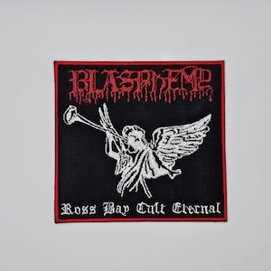 Può includere: Toppa quadrata nera con bordo rosso. Presenta la parola "BLASPHEME" in lettere gotiche rosse. Sotto, un'illustrazione bianca di un angelo che suona la tromba, con il testo "Ross Bay Cult Eternal" sotto.