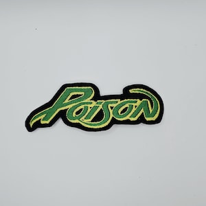 Pode incluir: Patch bordado com a palavra "Poison" em fonte verde estilizada com borda preta. O patch tem formato curvo e é projetado para ser costurado ou passado a ferro em roupas ou acessórios.