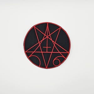 Peut inclure: Écusson circulaire noir avec un motif de sigil brodé en rouge. L'écusson présente une croix centrale et des formes géométriques à l'intérieur d'un cercle. L'écusson est probablement destiné aux vêtements ou aux accessoires.