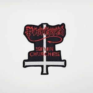 Op de afbeelding: Zwart en rood geborduurde patch met de tekst "Possessed" boven "Seven Churches" en een wit kruisontwerp. De patch heeft een zwarte achtergrond en een witte rand.