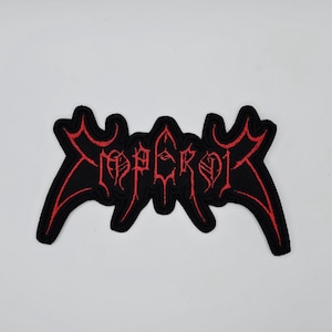 Puede incluir: Parche bordado negro con la palabra "EMPEROR" en rojo, con letras góticas estilizadas. El parche tiene una forma única con extensiones en forma de alas a cada lado. Ideal para chaquetas o bolsos.