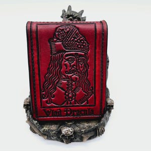 Cartera con clip de cuero Vlad Tepes hecha a mano y repujada