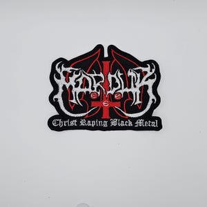 Könnte beinhalten: Gestickter Aufnäher mit schwarzem Hintergrund und weißem und rotem Text. Der Aufnäher zeigt die Worte "FARBLAK" in einer stilisierten Schriftart, mit einem roten Kreuz und dem Text "Christ Raping Black Metal" darunter.