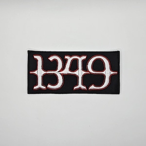 Può includere: Toppa rettangolare nera con il numero "1349" ricamato. I numeri sono bianchi con contorno rosso. Adatta per abbigliamento o accessori.