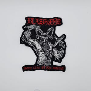 Puede incluir: Parche bordado negro con una ilustración detallada de una figura de cabra con cuernos. La palabra "BLASPHEME" está bordada en rojo en la parte superior, y "Victory (Son Of The Damned)" en la parte inferior. Diseño gótico.