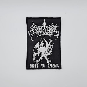 Può includere: Toppa rettangolare nera con testo bianco e grafica di un demone. Il testo in alto recita "ANIMAL COLLECTIVE" in un font stilizzato. Il testo in basso recita "GOATS TO AZAZEL".