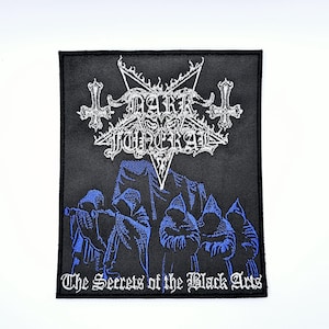 Puede incluir: Parche negro con el nombre de la banda "DARK FUNERAL" en letras góticas blancas sobre un pentagrama. Debajo, se representan figuras azules con túnicas con capucha. El texto "The Secrets of the Black Arts" está en la parte inferior.