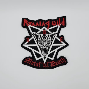 Puede incluir: Parche bordado con un diseño de pentagrama en blanco y negro, con una criatura parecida a un lobo gruñendo en el centro. Los textos "Running Wild" y "Metal 'll Death" son en rojo, con el número "6" en cada punta de la estrella.