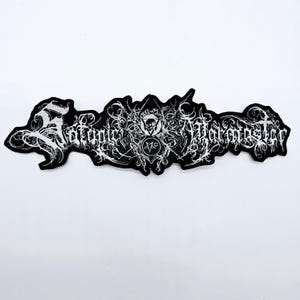 Op de afbeelding: Zwart en wit geborduurde patch met de tekst "Satanic Warmaster" in een gotisch lettertype. De patch heeft ingewikkelde ontwerpen en symbolen, met een witte rand.