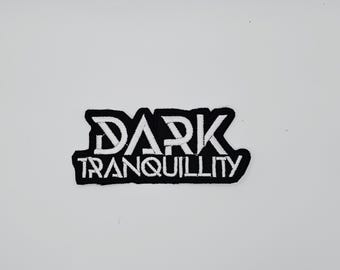 Donkere, rustige witte geborduurde patch met logo-vormige rand