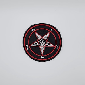 Op de afbeelding: Zwarte, ronde patch met rode rand. Toont een wit pentagram met een gedetailleerde geitenkopillustratie. Witte symbolen zijn rond de rand geplaatst. Geschikt voor kleding.