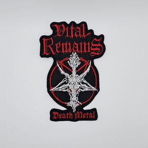 Peut inclure: Écusson noir avec le texte brodé en rouge "Vital Remains" et "Death Metal". L'écusson présente une illustration en noir et blanc d'une figure de type chèvre à l'intérieur d'un pentagramme bordé de rouge. L'écusson a une bordure noire.