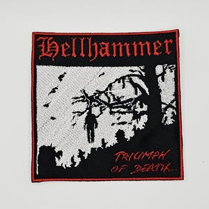 Op de afbeelding: Een vierkante geborduurde patch met een zwarte achtergrond en een rode rand. Bovenaan staat de rode tekst Hellhammer. In het midden is een witte afbeelding van een figuur die aan een boom hangt. Rechtsonder staat de rode tekst Triumph of Death.