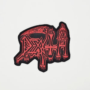 Może przedstawiać: Haftowana naszywka z napisem "DEATH" w gotyckiej, ociekającej czerwonej czcionce na czarnym tle. Naszywka ma nieregularny kształt, a krawędzie są również czerwone.