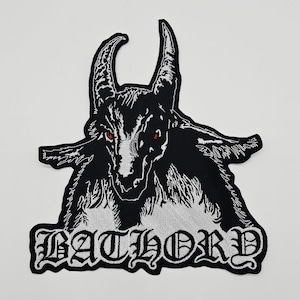 Puede incluir: Parche bordado en blanco y negro con la imagen de una cabeza de cabra con ojos rojos. La palabra "BATHORY" está bordada en letras góticas debajo. Ideal para personalizar ropa o bolsos.