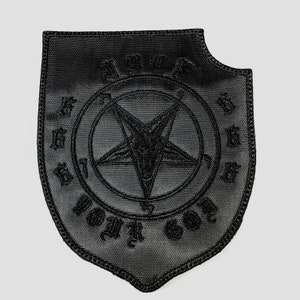 以下が含まれることがあります： 五芒星と周りに「Blood God Youth God」という文字が刺繍された黒いパッチ