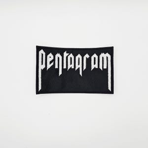 Peut inclure: Un écusson rectangulaire noir avec le mot "Pentagram" brodé en blanc, en lettres gothiques. L'écusson a une bordure blanche et est posé sur un fond blanc. Idéal pour les vestes, sacs ou autres articles en tissu.