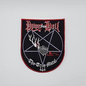 Può includere: Toppa nera con bordi rossi con la scritta "Power from Hell" in rosso gotico sopra un pentagramma. Sotto, la scritta "The True Metal" con tre segni più.