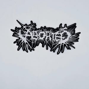 Op de afbeelding: Zwart-wit geborduurde patch met het woord "ABORTED" in een gestileerd, stekelig lettertype. De patch heeft een grillige, onregelmatige rand, op een witte achtergrond.