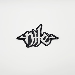 Könnte beinhalten: Schwarz-weißer gestickter Aufnäher mit dem Wort "Dife" in gotischer Schrift. Der Aufnäher hat einen schwarzen Hintergrund mit weißen Nähten um die Ränder und Buchstaben. Der Aufnäher befindet sich auf weißem Hintergrund.