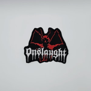 Puede incluir: Parche bordado en negro y rojo con la palabra "Onslaught" en letras góticas blancas. El parche presenta un diseño estilizado de murciélago rojo sobre fondo negro. Ideal para chaquetas o bolsos.