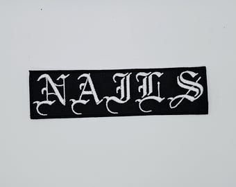 Parche bordado con borde en forma de logotipo de uñas blancas