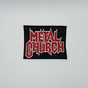 Peut inclure: Écusson rectangulaire noir avec l'inscription "METAL CHURCH" en rouge, bordée de blanc. Le patch est destiné à être appliqué sur des vêtements ou des sacs.