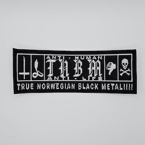 Op de afbeelding: Een zwart rechthoekig embleem met wit geborduurde tekst en symbolen. De tekst luidt "ANTI HUMAN ANTI LIFE" en "TRUE NORWEGIAN BLACK METAL!!!!". Symbolen zijn onder meer een kruis, een hand en een doodshoofd.