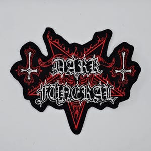 Puede incluir: Parche negro con las palabras "DARK FUNERAL" en letras góticas blancas, rodeado por un pentagrama rojo y llamas. Dos cruces blancas flanquean el diseño. El parche tiene un borde dentado.