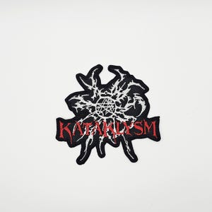 Könnte beinhalten: Schwarz-weißer, gestickter Aufnäher mit dem roten Schriftzug "KATAKLYSM". Das Design zeigt ein abstraktes Muster. Der Aufnäher ist für Kleidung oder Accessoires geeignet.