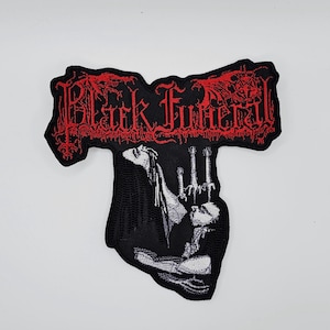 Puede incluir: Parche de Black Funeral con texto rojo e ilustración en blanco y negro. El texto rojo dice "Black Funeral" en una fuente gótica. La ilustración representa una figura con espadas.