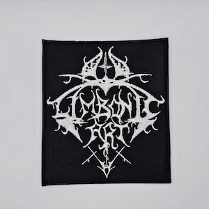 Op de afbeelding: Zwart vierkantige patch met wit geborduurde tekst en ontwerp. De tekst luidt "LIMBONIC ART" in een gestileerd gotisch lettertype. Het ontwerp bevat sierlijke, symmetrische elementen.