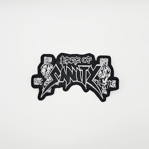 Könnte beinhalten: Schwarz-weißer, gestickter Aufnäher mit dem Text "EDGE OF SANITY" in einer stilisierten Schriftart. Der Aufnäher zeigt zwei Totenkopf-Illustrationen auf beiden Seiten des Textes mit einem gezackten Rand.