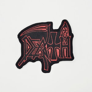 Puede incluir: Parche bordado negro con la palabra "DEATH" en letras rojas estilizadas. El parche presenta una parca con una guadaña y un diseño de cruz. El parche es probablemente para una chaqueta o bolso.