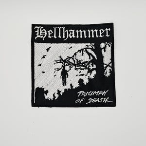Puede incluir: Un parche bordado cuadrado con un diseño en blanco y negro. El texto superior dice Hellhammer en una fuente gótica. El centro muestra la silueta de una figura colgada de un árbol. El texto en la parte inferior derecha dice Triumph of Death.