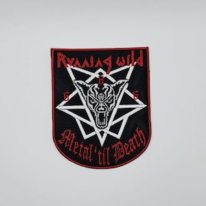 Może przedstawiać: Czarna i czerwona naszywka z haftem z napisem "Running Wild" i "Metal 'til Death". Naszywka przedstawia biały pentagram z istotą przypominającą wilka pośrodku.