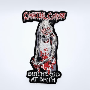 Puede incluir: Parche bordado con el texto "CANNIBAL CORPSE" en rojo, sobre una ilustración de un carnicero zombi. El parche también incluye el texto "BUTCHERED AT BIRTH" en blanco sobre fondo negro, para ropa o accesorios.