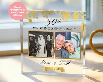 Puede incluir: Placa de acrílico transparente que conmemora un 50 aniversario de bodas. La placa presenta dos fotos enmarcadas, detalles florales dorados y el texto "50 ANIVERSARIO DE BODA", "Mamá y Papá" y la fecha 10.24.1975.