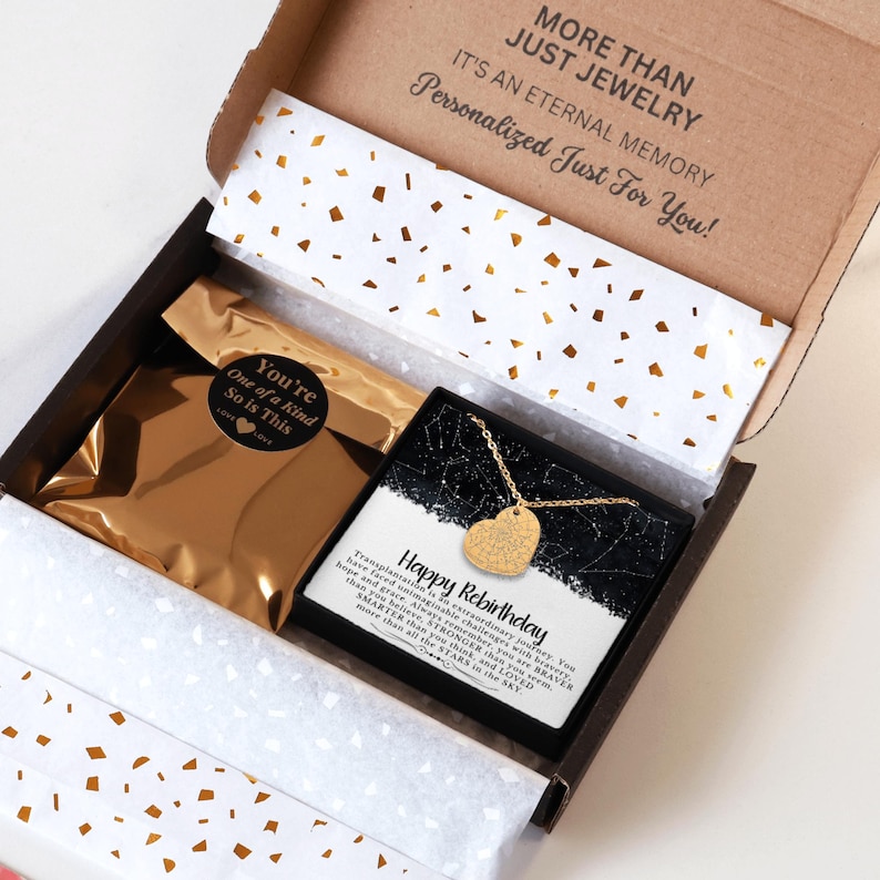 Puede incluir: Una caja de regalo con un collar con colgante de coraz&oacute;n dorado, una bolsa de papel de aluminio dorado y papel de seda con confeti dorado. La tapa de la caja dice "MORE THAN JUST JEWELRY. IT'S AN ETERNAL MEMORY. Personalized Just For You!"
