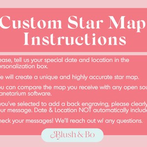 Pu&ograve; includere: Una grafica rosa con testo bianco che recita "Custom Star Map Instructions". Le istruzioni includono dettagli su come fornire una data e un luogo speciali e la creazione di una mappa stellare accurata. Il logo Blush & Bo &egrave; in basso.