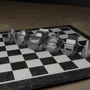 Op de afbeelding: Een Cars-thema schaakspel met zilverkleurige auto stukken op een zwart-wit schaakbord. Elk stuk is een ander autokarakter, met het woord "Cars" op de basis van elk stuk.