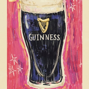 Puede incluir: Una ilustraci&oacute;n dibujada a mano de un vaso de cerveza Guinness sobre un fondo rosa con estrellas blancas. El texto "GET THAT DOWN YA" est&aacute; en la parte inferior de la imagen.